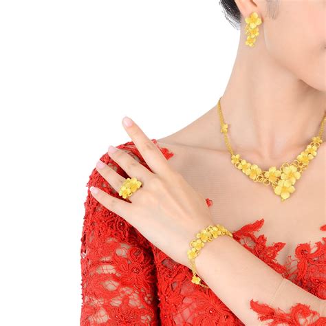 brides in u.s and china which are wearing diamonds 80